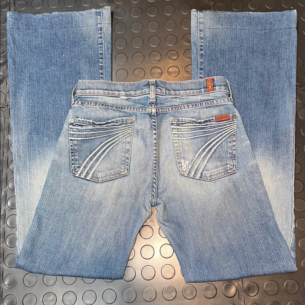 Dojo 28 x 31 x 8 —-7 For All Mankind Faded Blue Mid-Rise Jeans - Picture 1 of 11
